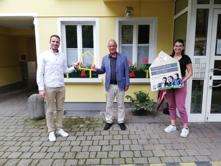 Stefan Müller (Mitte) konnte sich vor Ort ein Bild von der Arbeit der Kinderhilfe machen. Christoffer Hebisch und Anna Kaul zeigten ihm die neu möblierten Apartments. (Foto: Alessa Koch)