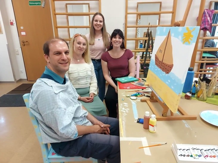 Das Kunstprojektteam mit einem Workshopteilnehmer von links nach rechts: Benjamin Sirotek, Lisa Krebs, Stefanie Bachstein und Sophie Wohlpart