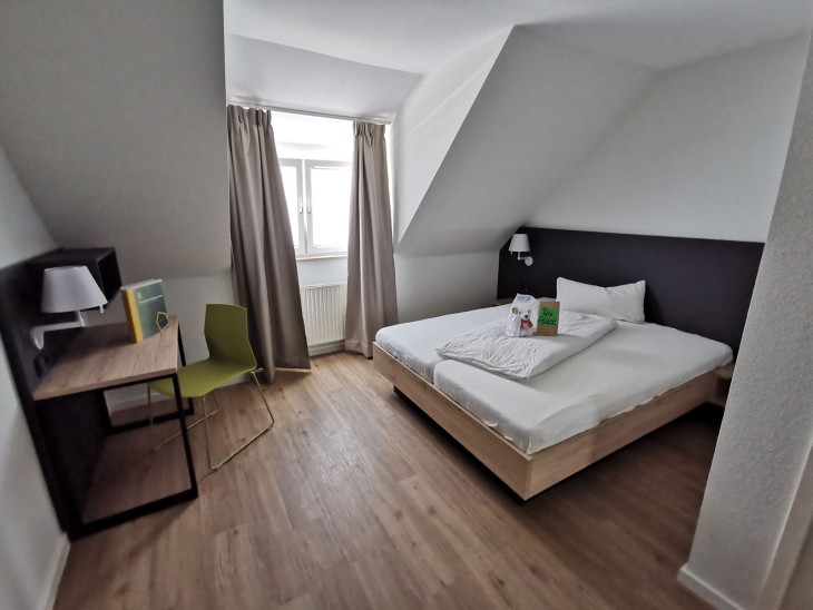 Die Zimmer sind hell und freundlich eingerichtet und bieten einen gemütlichen Rückzugsort für Familien schwer kranker Kinder. (Foto: McDonald’s Kinderhilfe Stiftung) Die Zimmer sind hell und freundlich eingerichtet und bieten einen gemütlichen Rückzugsort für Familien schwer kranker Kinder. (Foto: McDonald’s Kinderhilfe Stiftung)