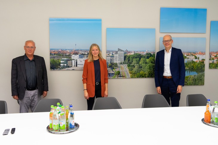 von links nach rechts:  Stefan Müller (Vorstandsvorsitzender der „Bürgerstiftung Kerscher“)  Maren Grimm (Projektleiterin Service Learning) und Prof. Dr. Niels Oberbeck (Präsident TH Nürnberg)