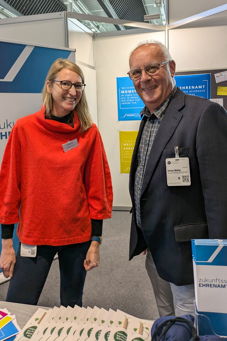links Annemarie Raith, rechts Stefan Müller Treffen mit Kooperationspartnern auf der ConSozial