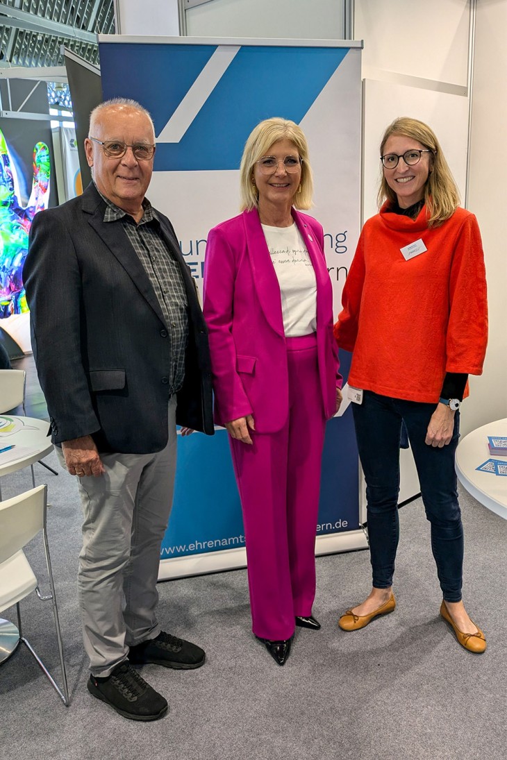 links Stefan Müller, Mitte Sozialministerin Ulrike Scharf, rechts Annemarie Raith Treffen mit Kooperationspartnern auf der ConSozial