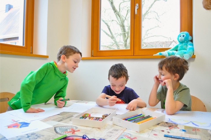 3 Jungen malen und schreiben