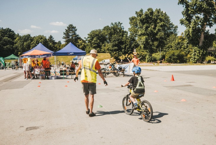 Kind beim Rad-fahren