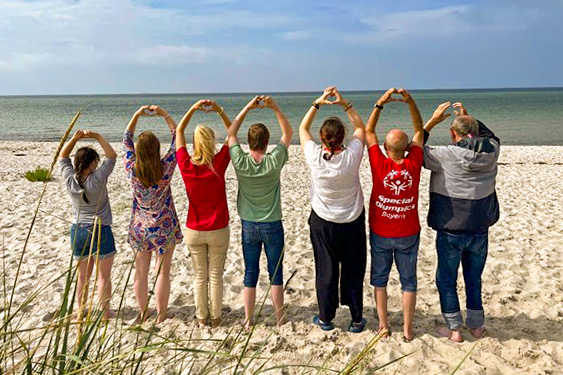 Sieben Personen am Strand