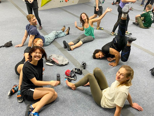 Personen turnen am Boden